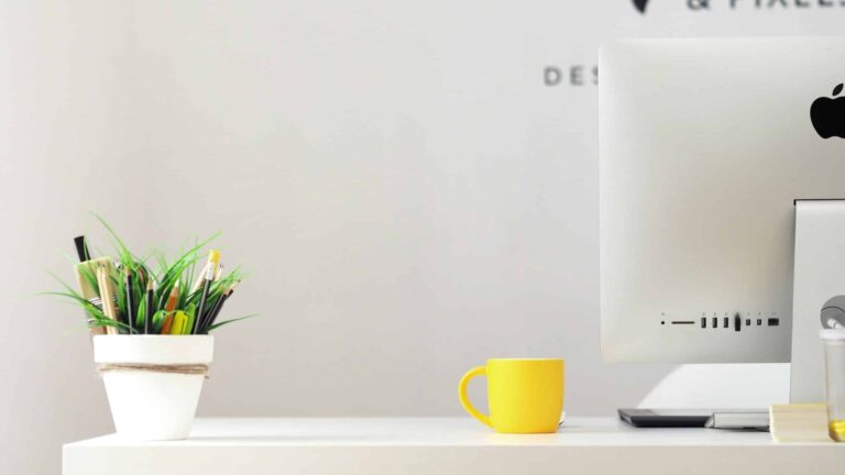 Le bureau compact droit 120×60 : la solution ergonomique pour votre espace de travail