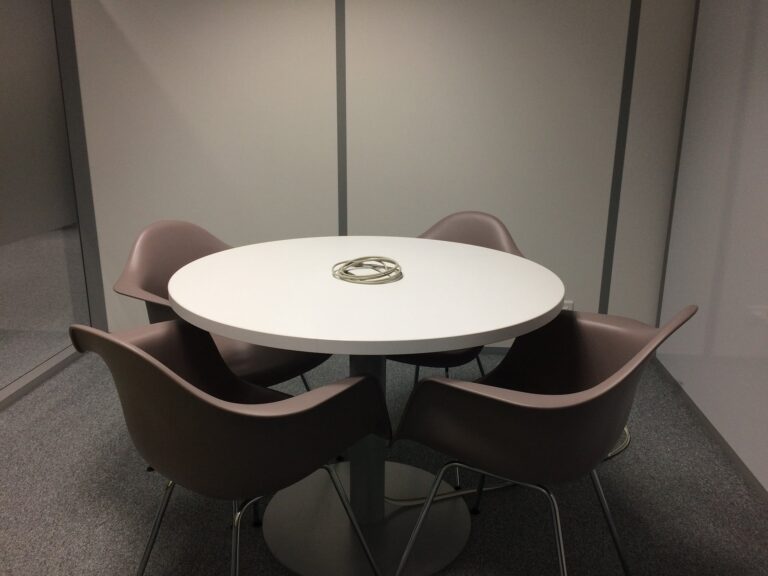 Les tables rondes à pied central d&rsquo;occasion : tout savoir pour bien choisir