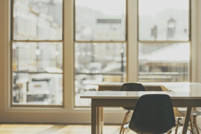 Le séparateur de bureaux et la cloison mélaminée : un outil essentiel pour l&rsquo;aménagement des espaces professionnels